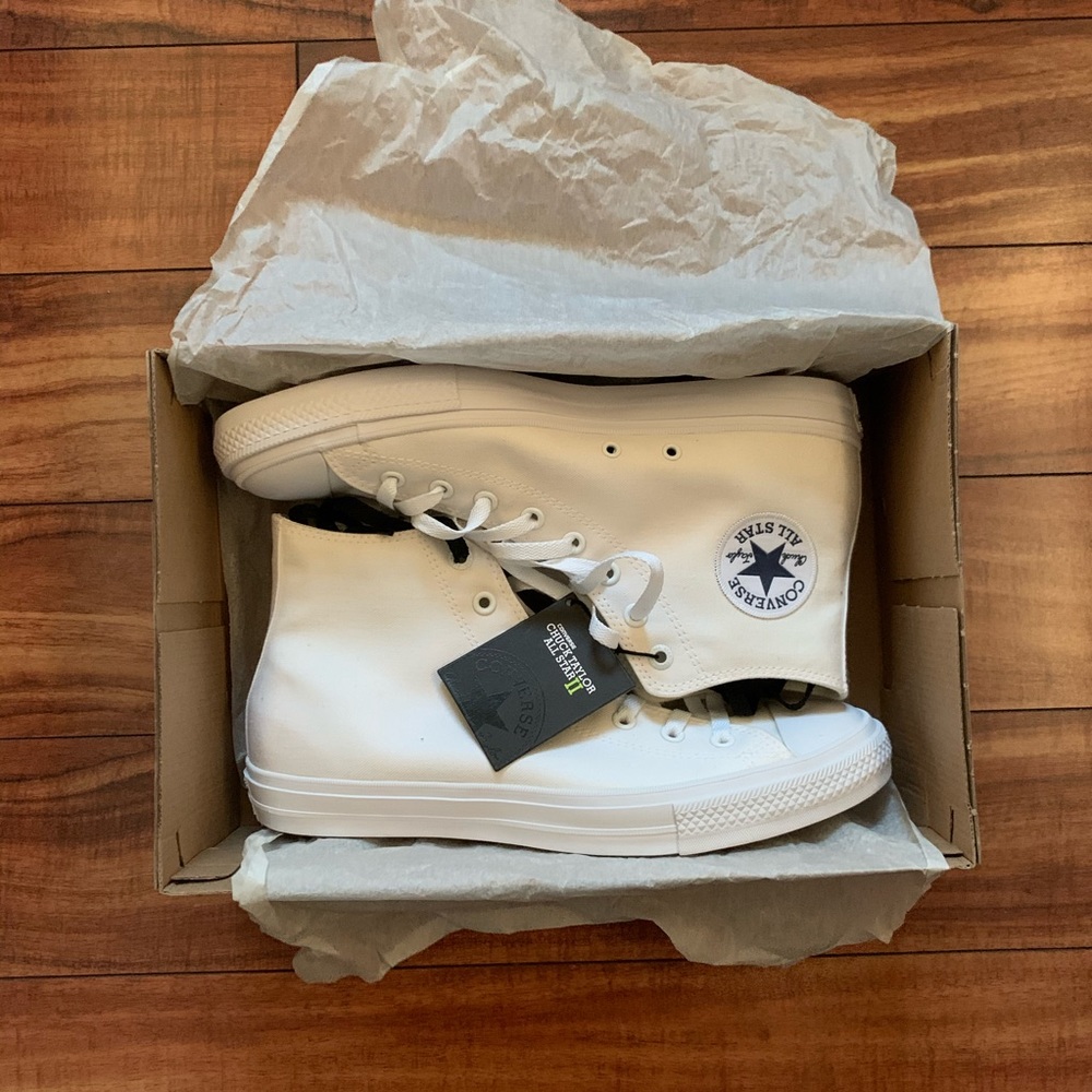 *SOLD* Size 11 White Chuck Taylor All Star II